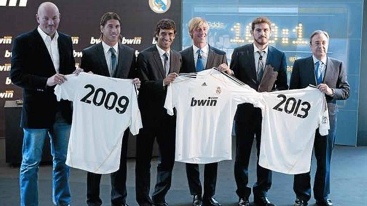 Bodner (de bwin), Ramos, Raúl, Guti, Casillas y Florentino, en un acto del Madrid en septiembre del 2009.