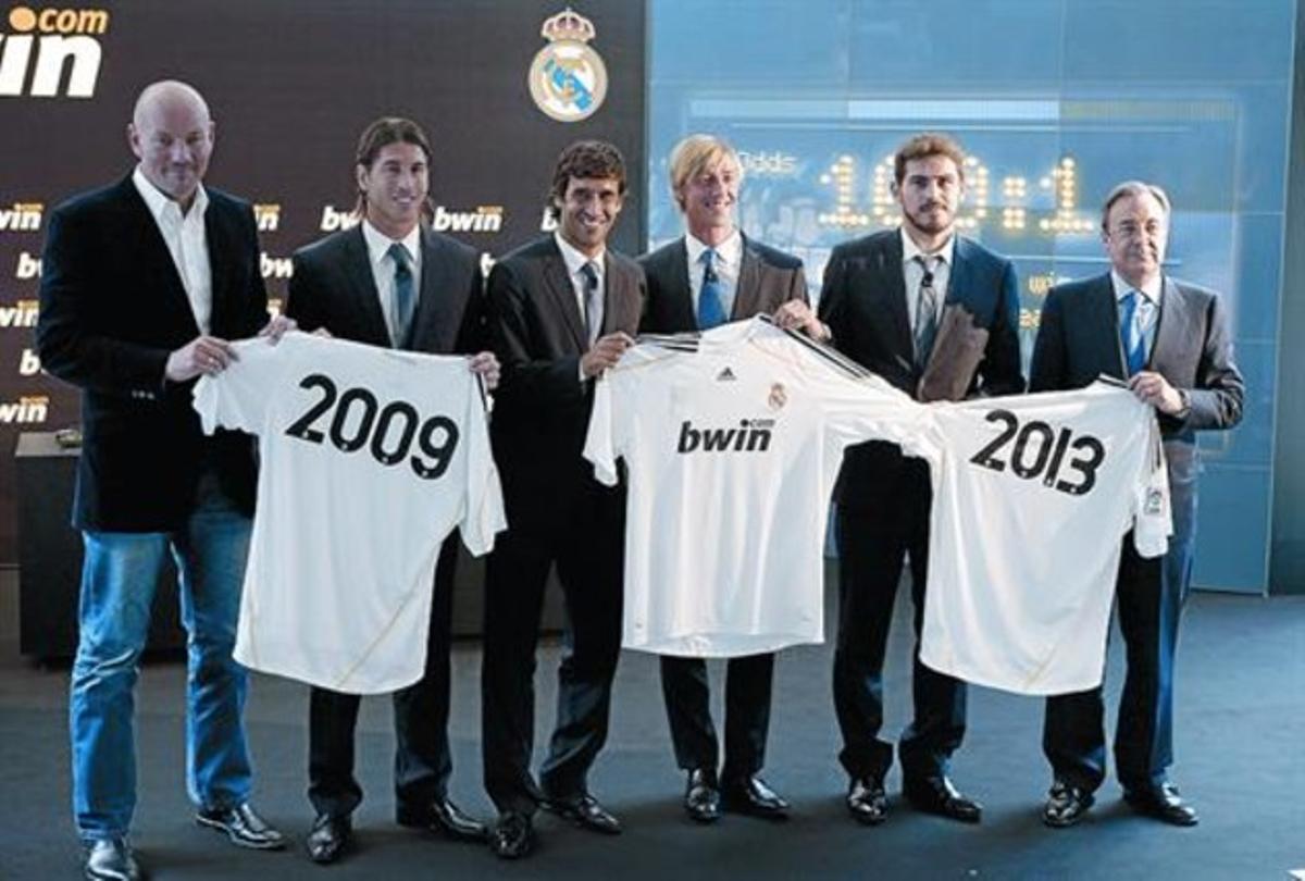 Bodner (de Bwin), Ramos, Raúl, Guti, Casillas i Florentino, en un acte del Madrid el setembre del 2009.