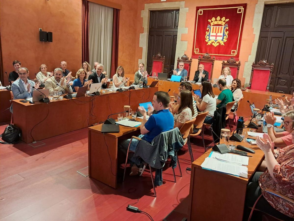 Aplaudiments del ple a Lumbreras després de la votació de la moció conjunta