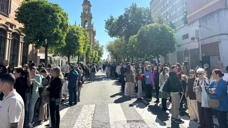 Vídeo | El barrio de Nervión vive su día grande a 20 minutos de que salga la Hermandad de la Sed