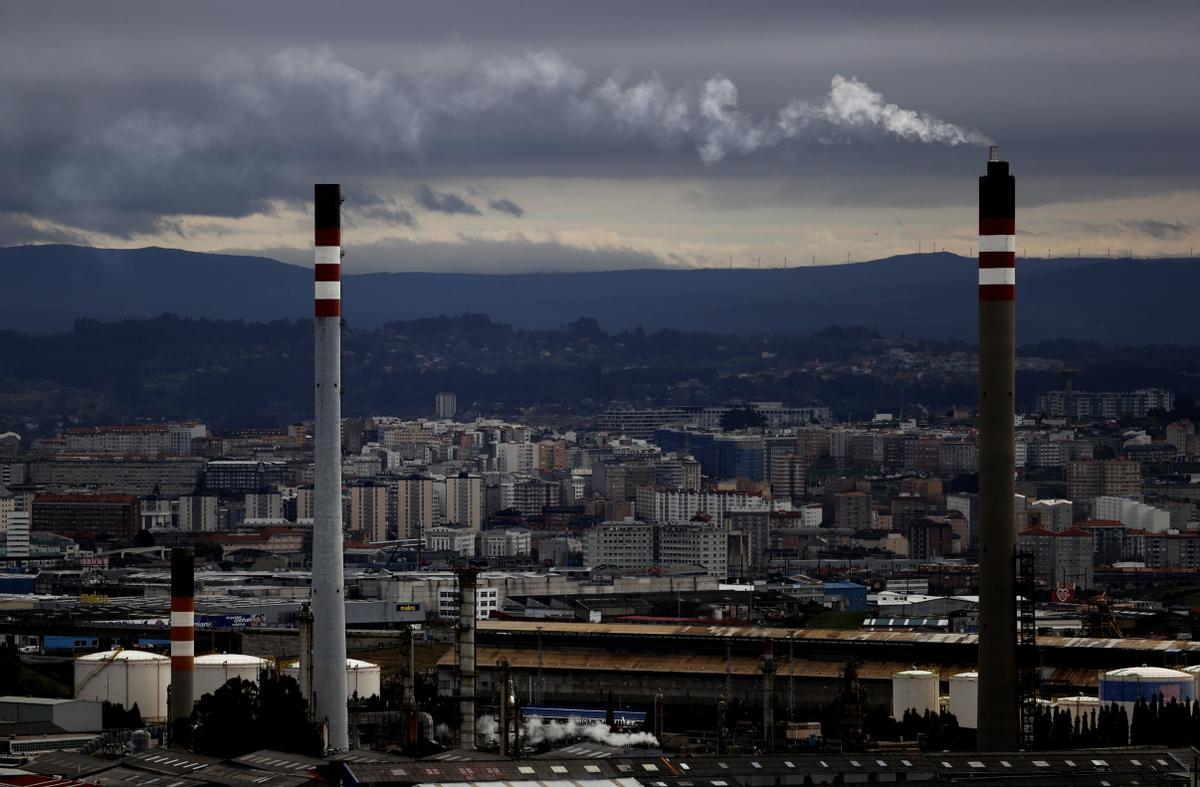 24/1/2022, 08:37:27 Cabalar La electricidad cae casi un 50 % en 3 días y mañana costará 284,58 euros/MWh A CORUÑA, 10/03/22.- Dos de las chimeneas de la refinería Repsol de A Coruña. El precio medio de la electricidad en el mercado mayorista fijado para mañana, viernes, ha caído un 23 % respecto al de hoy y será de 284,58 euros por megavatio hora, prácticamente la mitad que su máximo histórico, alcanzado el pasado martes. EFE/ Cabalar  A Coruña [Municipio]