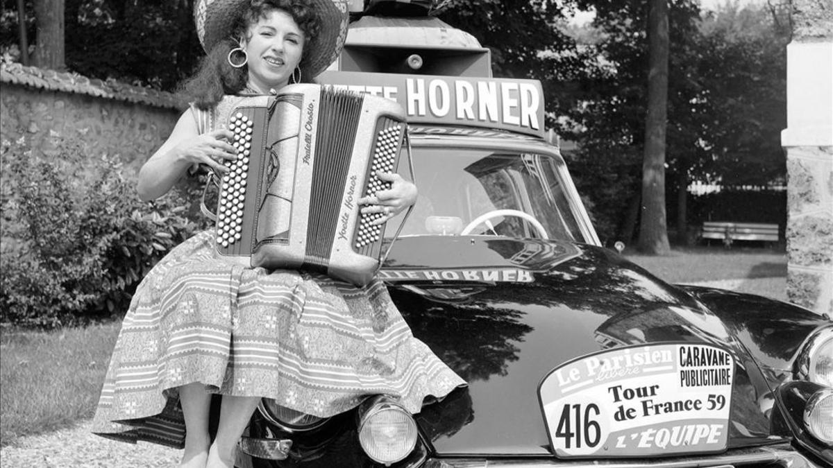 Yvette Horner, con su acordeóna, en la caravana publicitaria del Tour de 1959 ganado por Federico Bahamontes