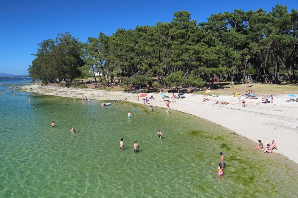 El primer domingo de agosto se convierte en el más caluroso del verano en el litoral pontevedrés y Ourense. La diferencia térmica entre el sur y el norte llega a superar los 20º