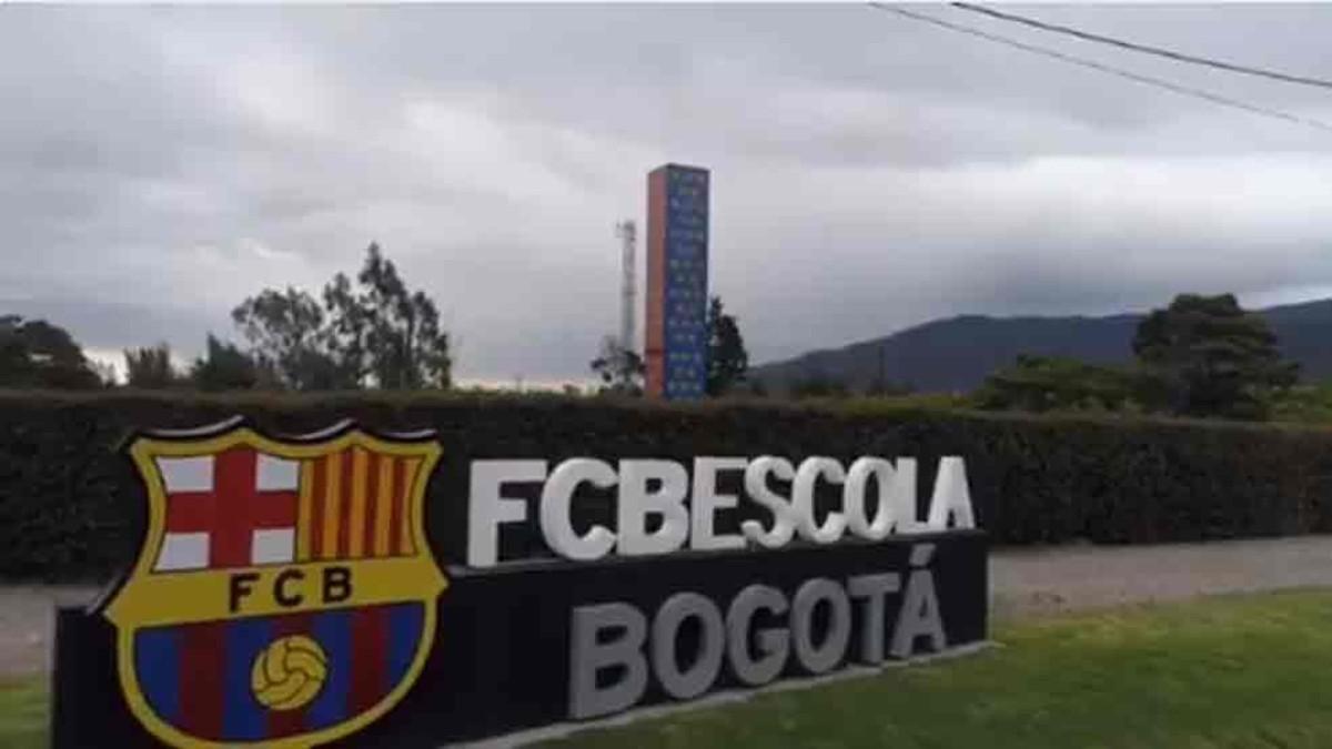 Los niños de la FCBEscola de Bogotá felicitaron a Yerry Mina