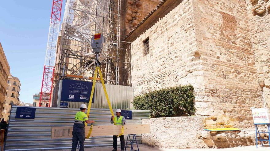 Trabajos para levantar el tejado de la Catedral de Málaga