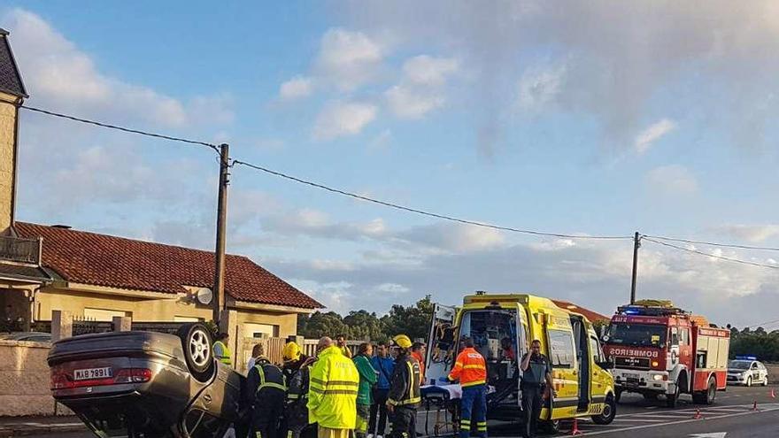 El coche accidentado en Catoira, que se salió de la calzada. // Iñaki Abella