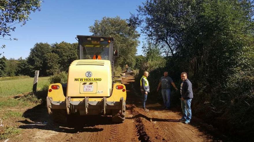 Medela, ayer, durante la visita del inicio de las obras de conservación de caminos, que arrancaron en Pareizo.