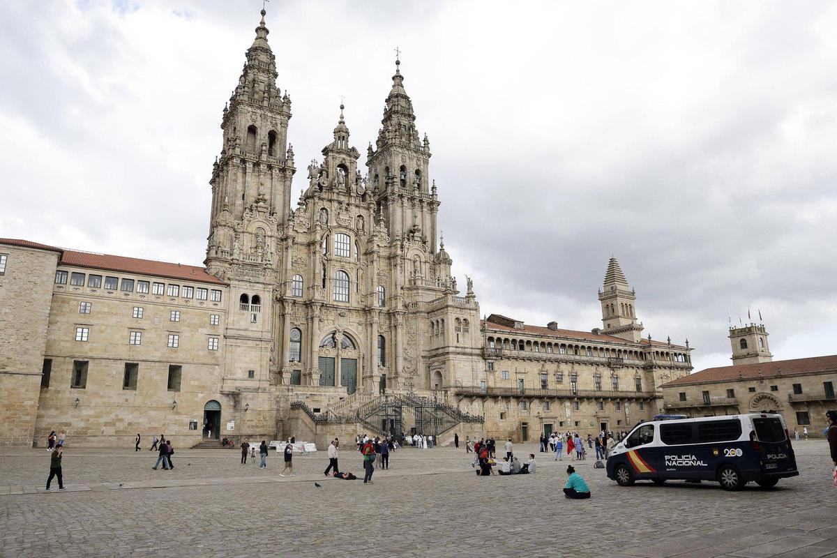 Un vehículo de la Policía Nacional en la praza do Obradoiro