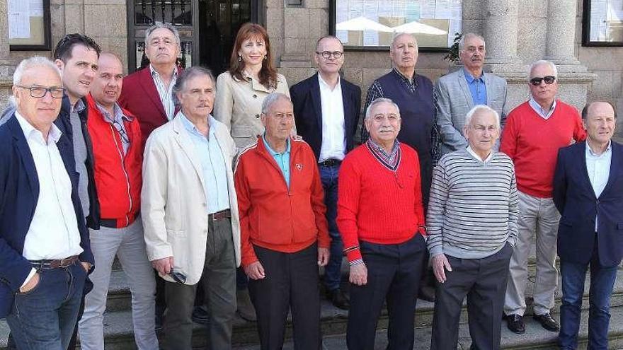 Foto de familia a la entrada del Concello de Ourense. //Iñaki Osorio