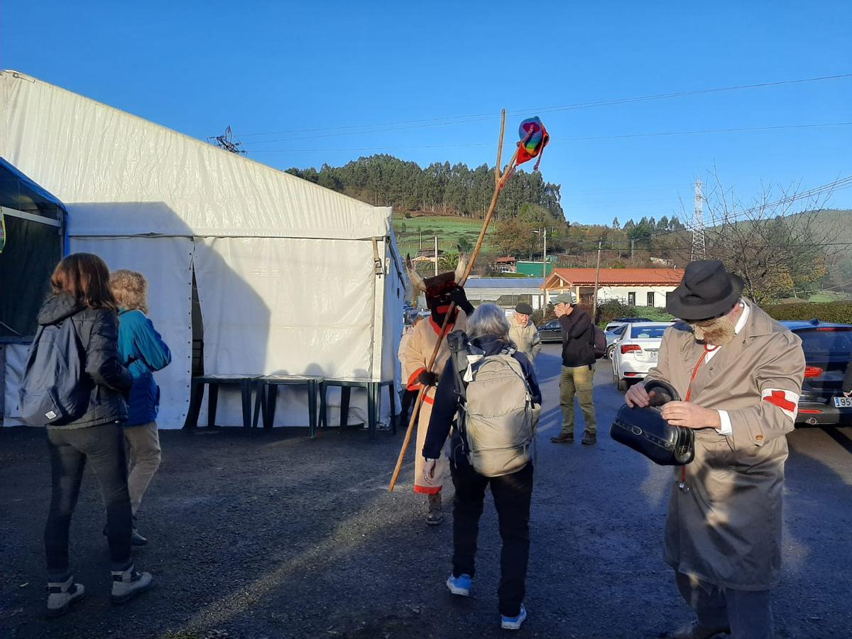Los Aguilandeiros de San Xuan de Villapañada recorren los pueblos de Grado entre ceniza y bailes