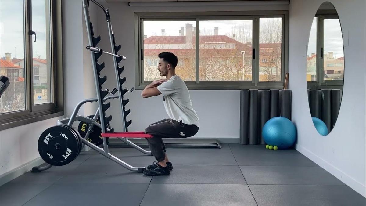 Ejecución de la 'sentadilla española'.