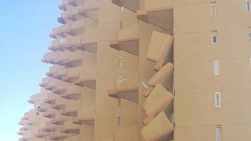 Varios balcones de un edificio de La Manga se derrumban