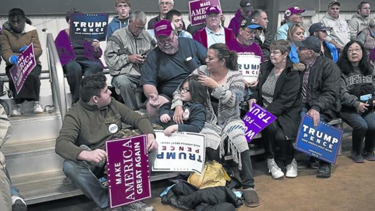 Seguidores de Donald Trump esperan el inicio de un mitin del candidato republicano en Springfield (Ohio).