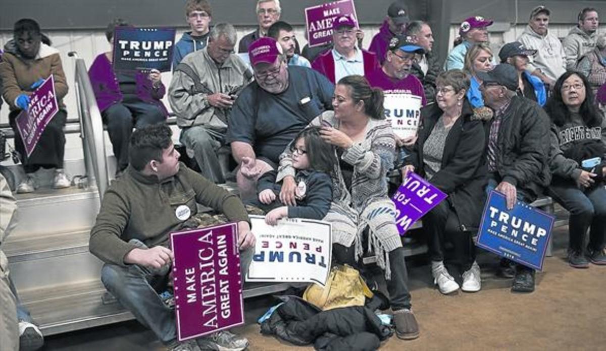 Seguidores de Donald Trump esperan el inicio de un mitin del candidato republicano en Springfield (Ohio).