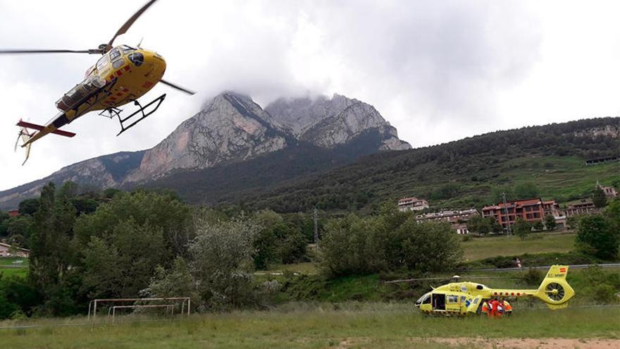 L&#039;helicòpter dels Bombers va rescatar la noia al Pedraforca i després va ser evacuada a l&#039;hospital amb un helicòpter del SEM