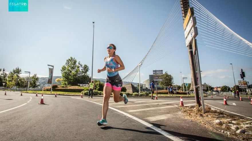 La carrera femenina estuvo marcada por las altas temperaturas.