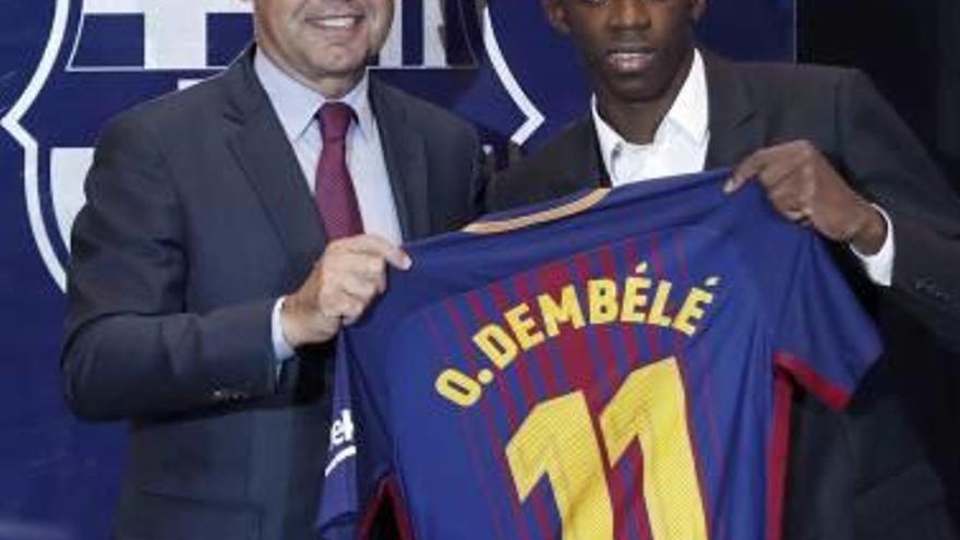 Dembélé, junto al presidente Bartomeu, muestra ayer la camiseta que lucirá en el Barcelona.