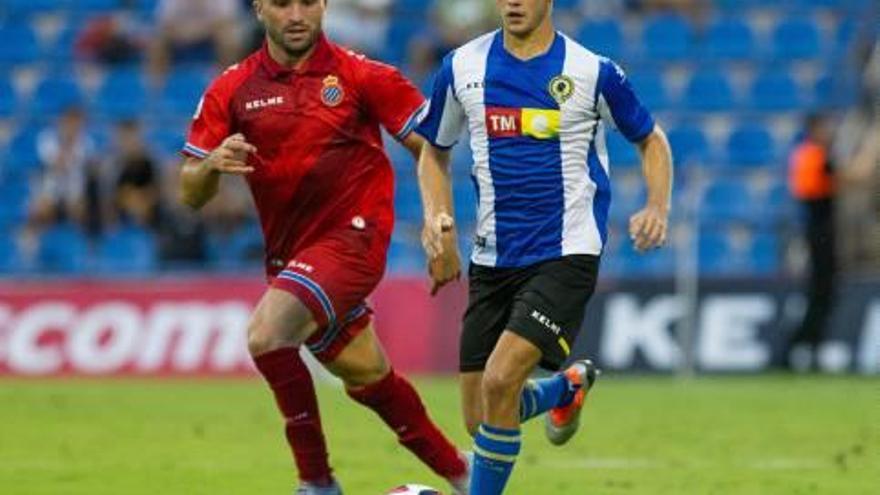 El alicantino Nani conduce el balón en el Rico Pérez ante el Espanyol B.