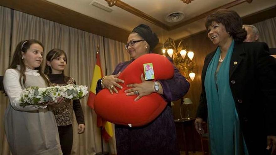 Las niñas Lucía Alió y Amparo Alías entregan obsequios a la embajadora de Haití ante la cónsul dominicana