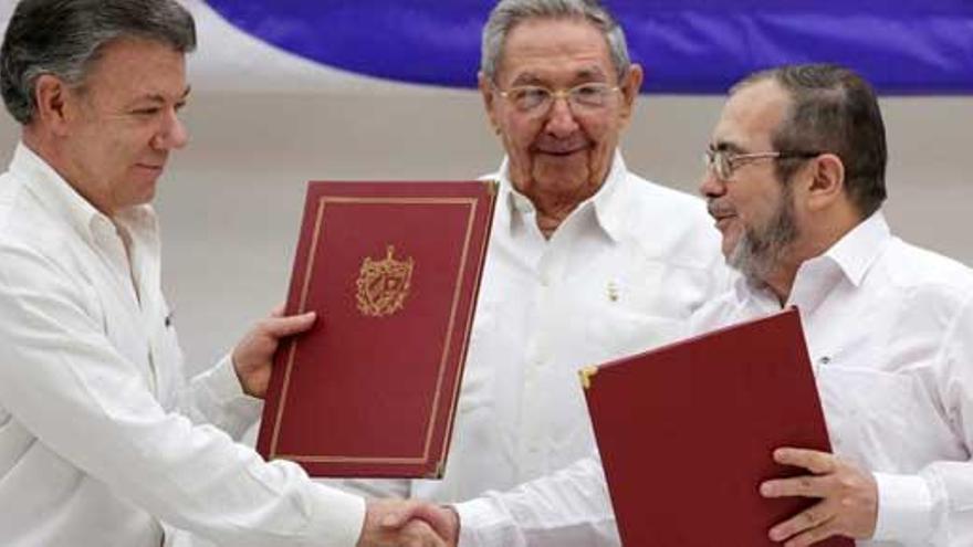 Santos y &#039;Timochenko&#039;, líder de las FARC, en junio en La Habana.