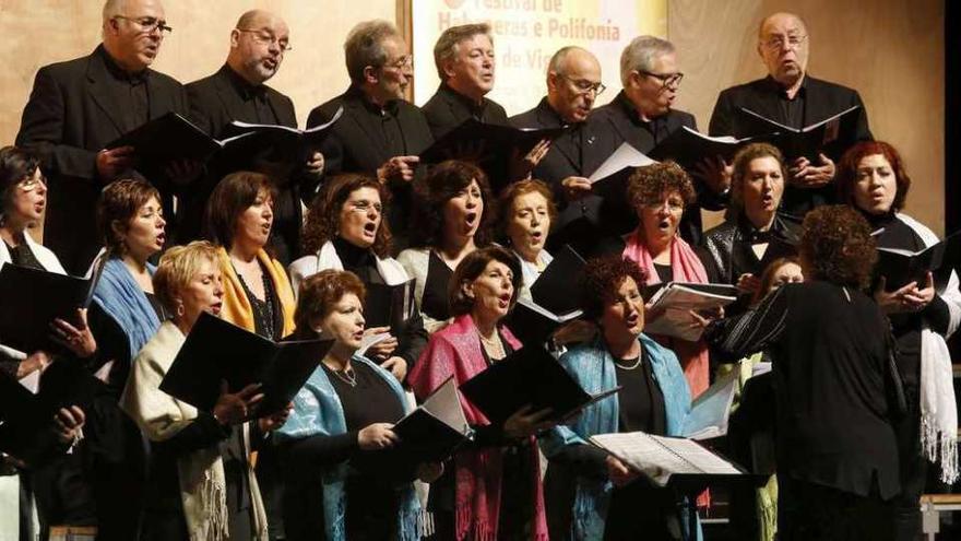 La Coral Amadeus, dirigida por Norma Uribe-Echeverría, ayer en el primer concierto &quot;Ao son de Vigo&quot;.