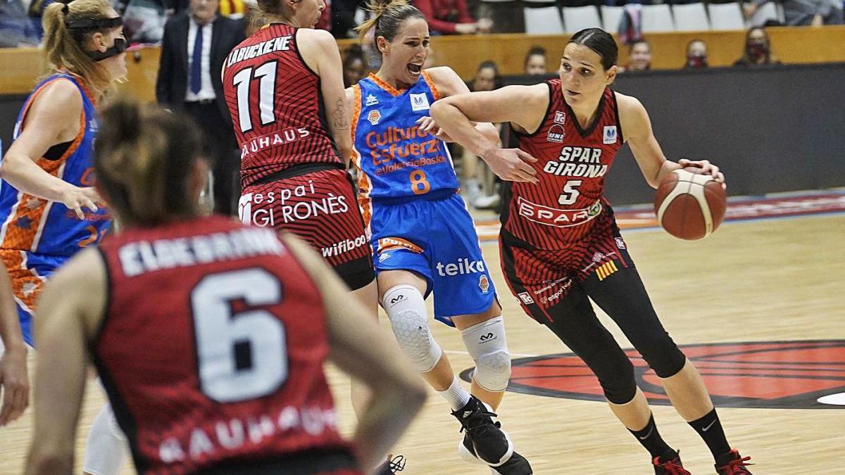 Sonja Vasic intenta desfer-se de la defensa d&#039;Allen, del València.