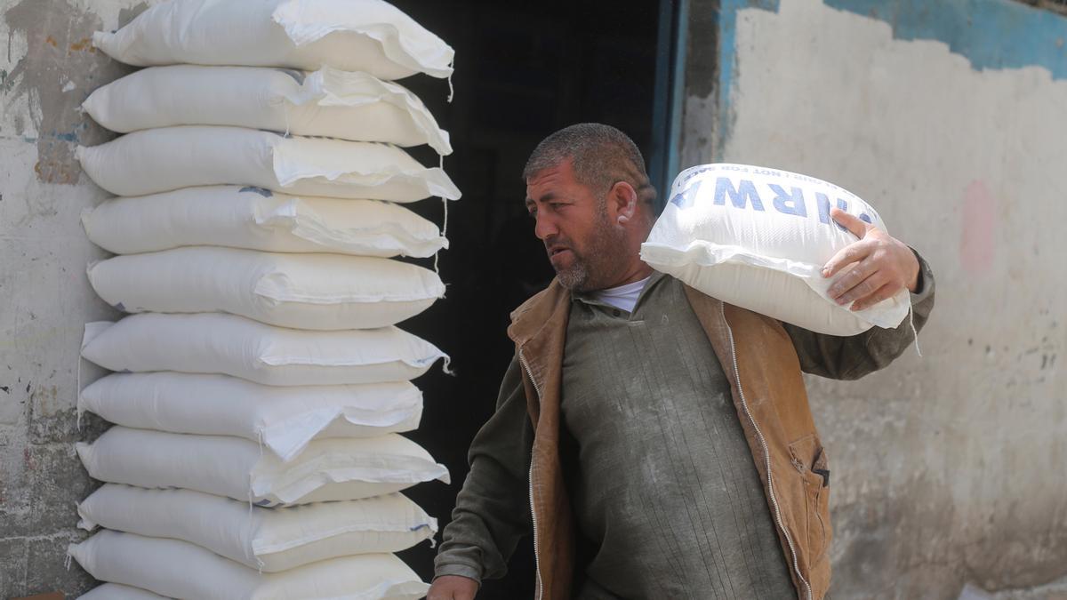 Archivo - Sacos de harina en la Franja de Gaza
