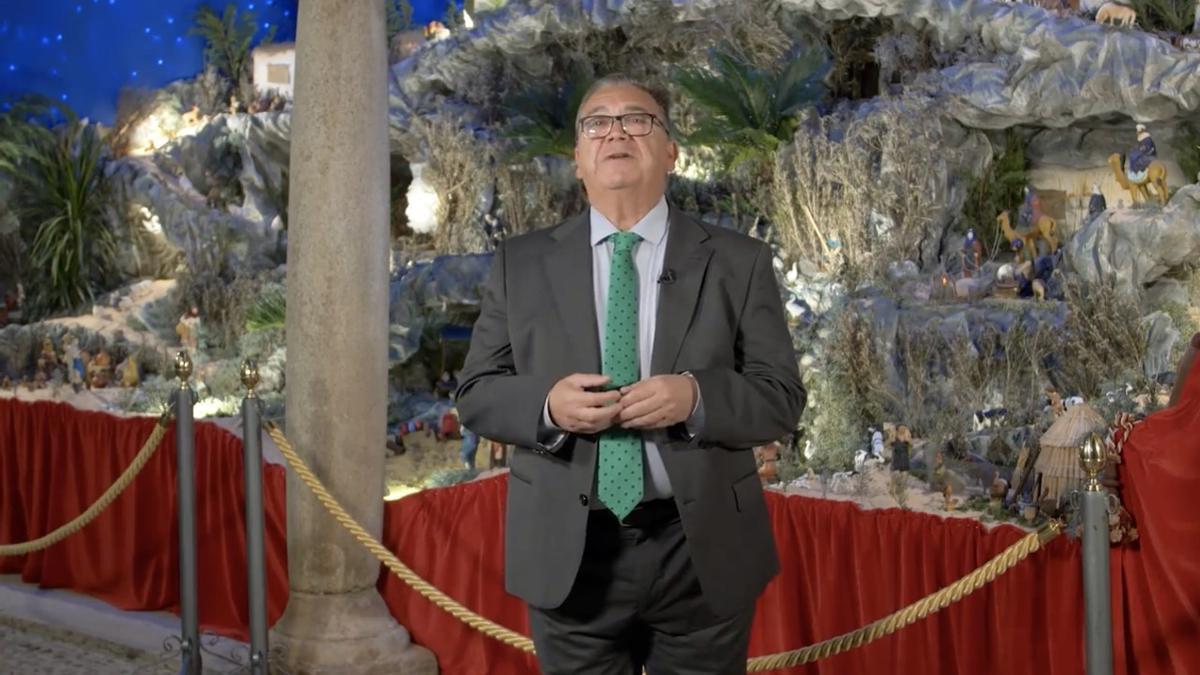 El alcalde de Almendralejo, grabando su mensaje navideño.