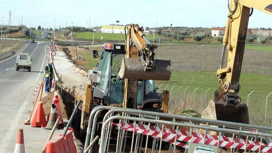 El Ayuntamiento de Mérida y Endesa estudian el alumbrado del acceso a Proserpina