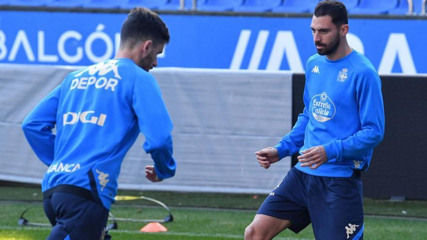 Arturo, a la derecha, durante un ejercicio de ayer en Riazor que compartió con Jaime Sánchez. |  // VÍCTOR ECHAVE