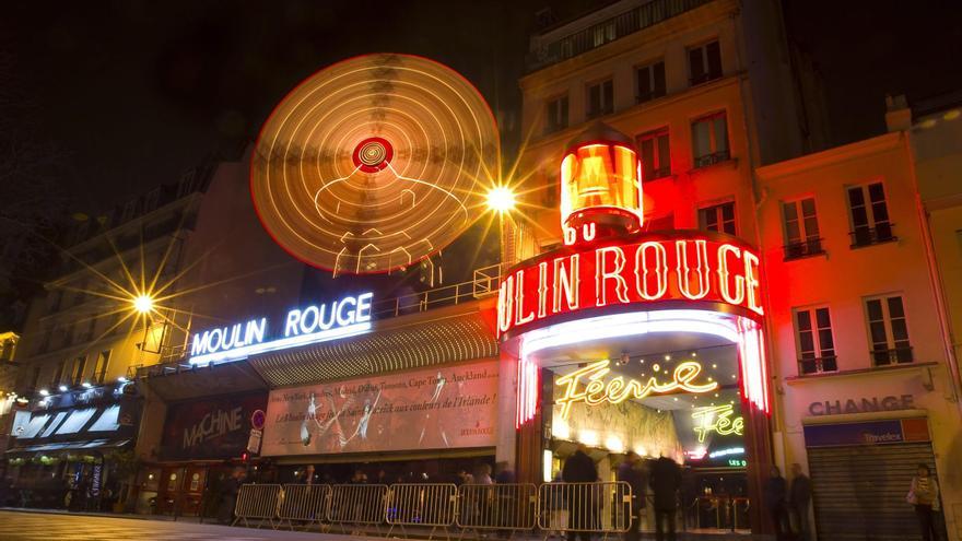 Caen las aspas del Moulin Rouge en plena noche