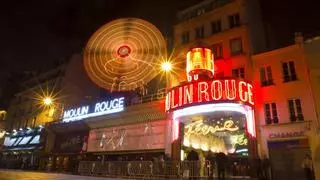 Caen las aspas del Moulin Rouge en plena noche