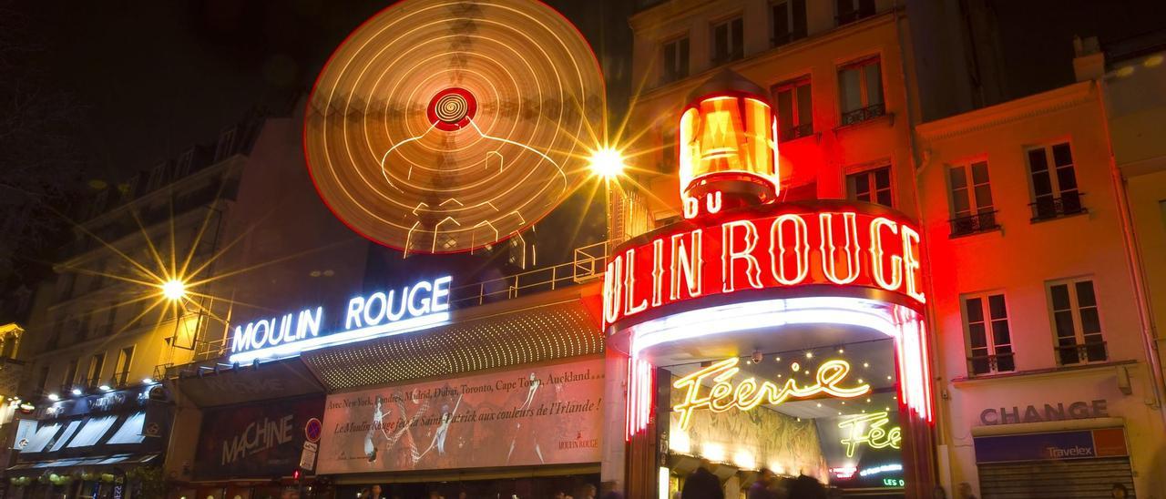 Caen las aspas del Moulin Rouge en plena noche