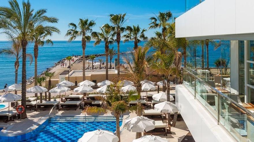 La piscina del Amàre Beach Hotel Marbella, frente al mar.