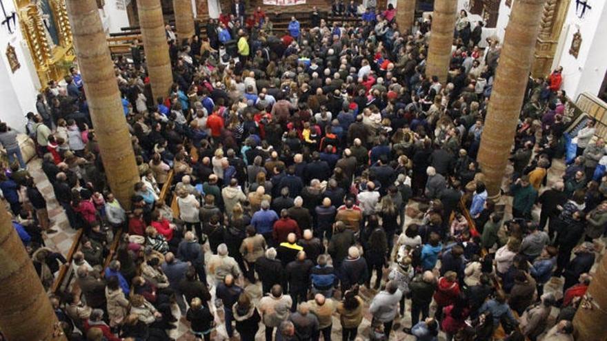 Decenas de vecinos se reunieron por la tarde en la iglesia de Teba para analizar la situación.