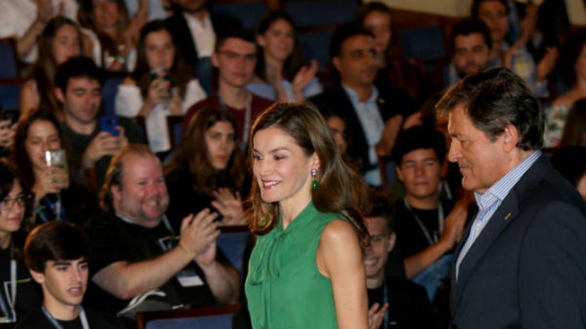 El look 'working girl' de Letizia Ortiz en verde y blanco