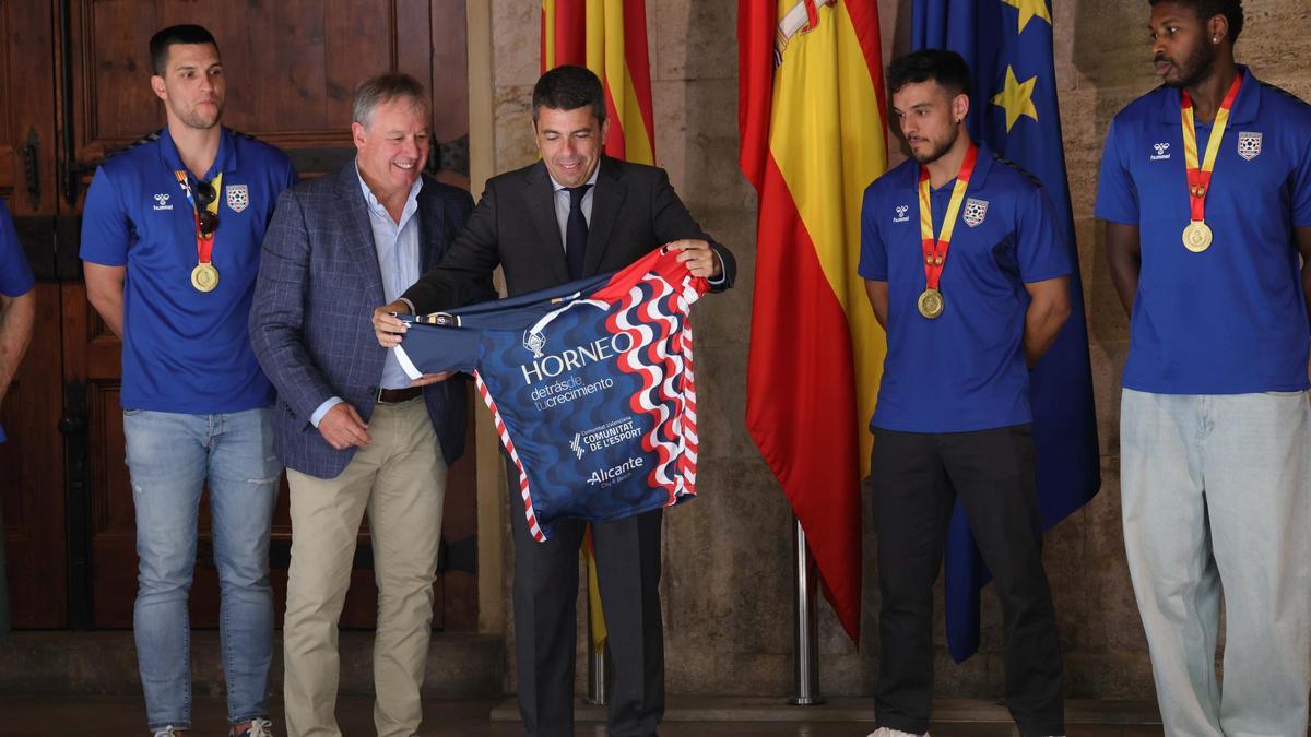 Instante de la recepción de Mazón a la plantilla del Eón