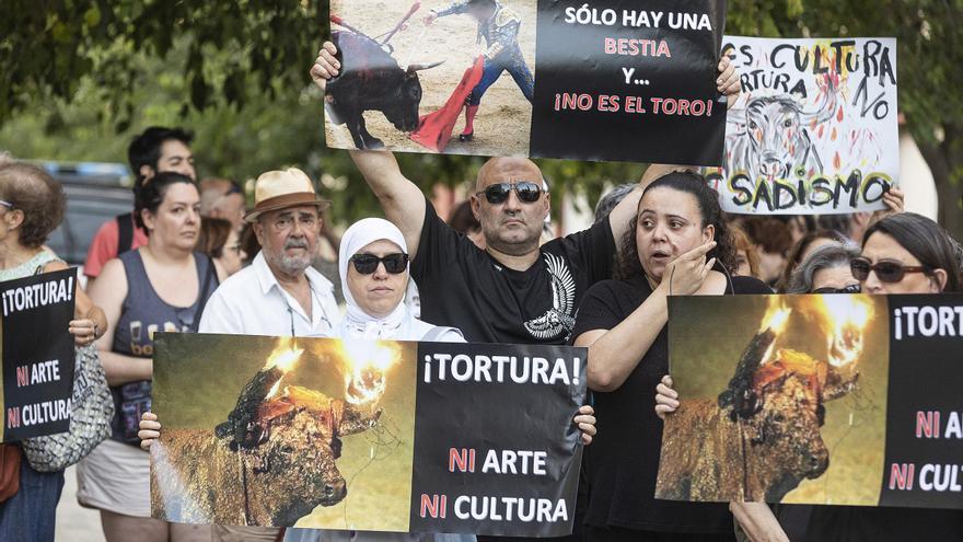 Un centenar de personas protestan contra el toro embolado en Alicante