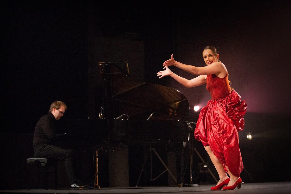 El pianista Orlando Bass y la bailaora Paula Comitre durante el estreno de 'Après vous, madame' en el Festival de flamenco de Nîmes.