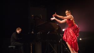 El pianista Orlando Bass y la bailaora Paula Comitre durante el estreno de Après vous, madame en el Festival de flamenco de Nîmes.