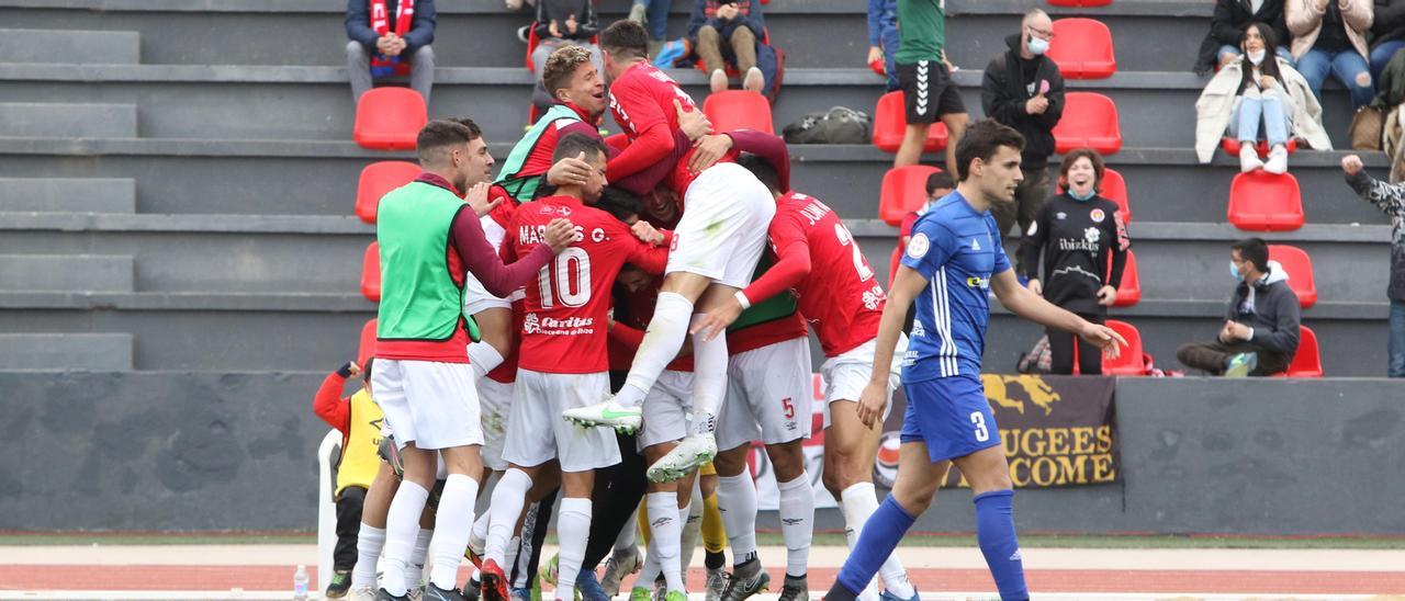 Los jugadores del CD Ibiza celebran un gol en el partido contra el CD Teruel del pasado fin de semana.