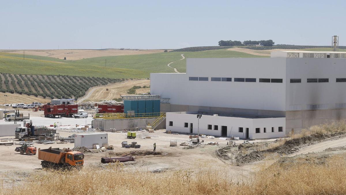 Instalaciones de la nueva fábrica de Cunext Cooper en Córdoba, en la N-432, donde se ha registrado un accidente con ácido sulfúrico.
