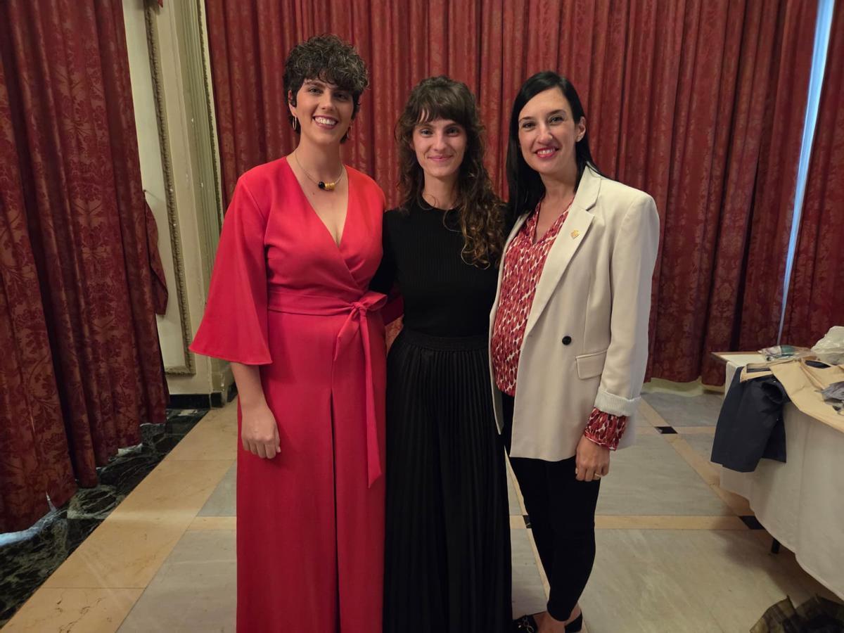 Mireia Tarragó i Olivia Zaugg, amb la regidora de Cultura de Castelló, María España.