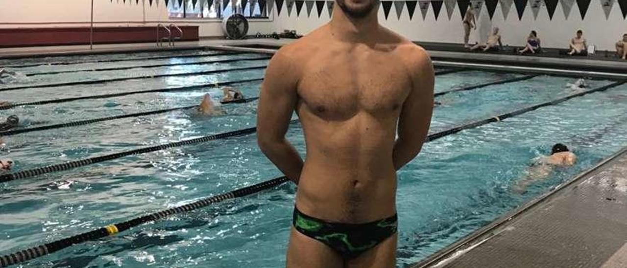 Víctor Antoñón posa para LA NUEVA ESPAÑA en la piscina de la Universidad de Indianápolis.