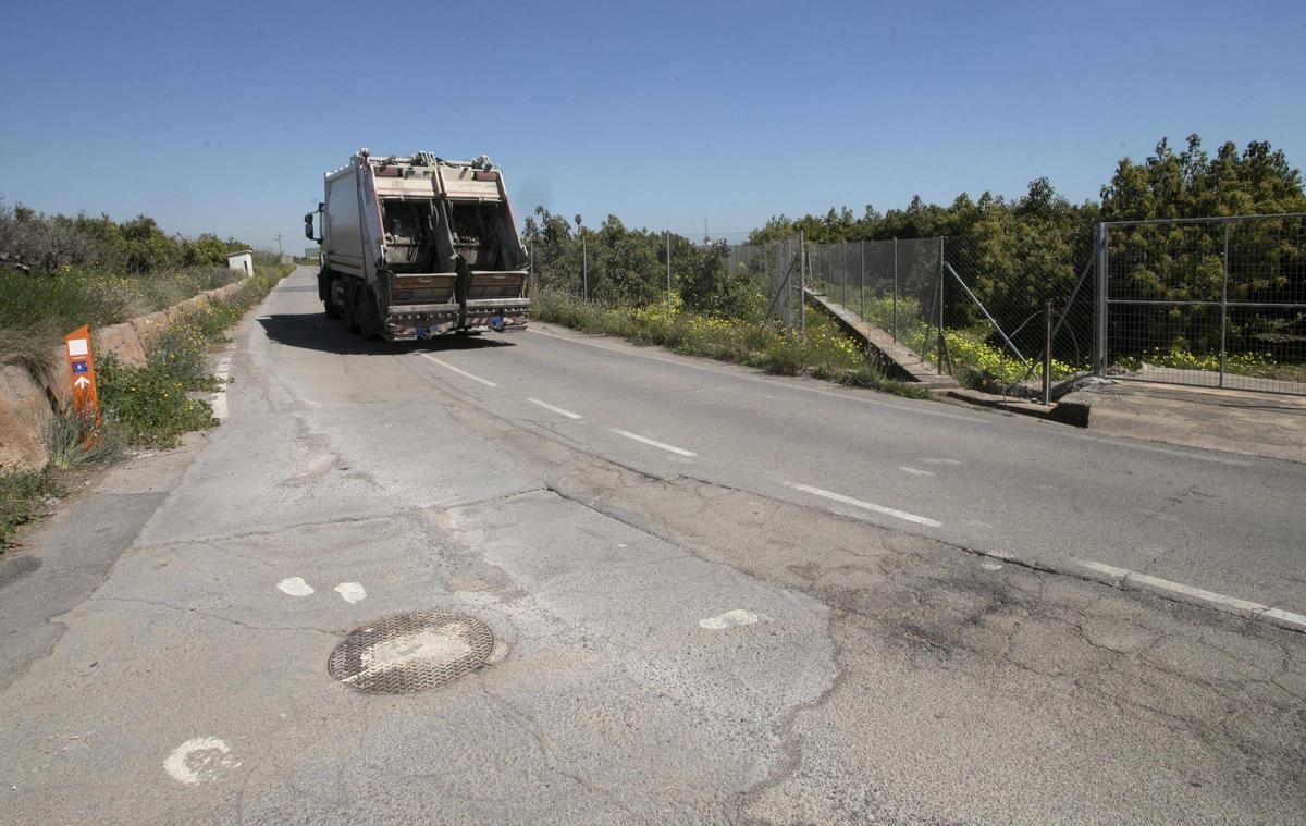 Un camión circula por una de las zonas del camion en mal estado.