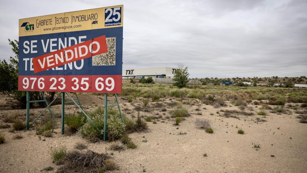 Correos adquirió la parcela en julio de 2020, pero cinco años después ni siquiera ha quitado el cartel que anunciaba su venta.