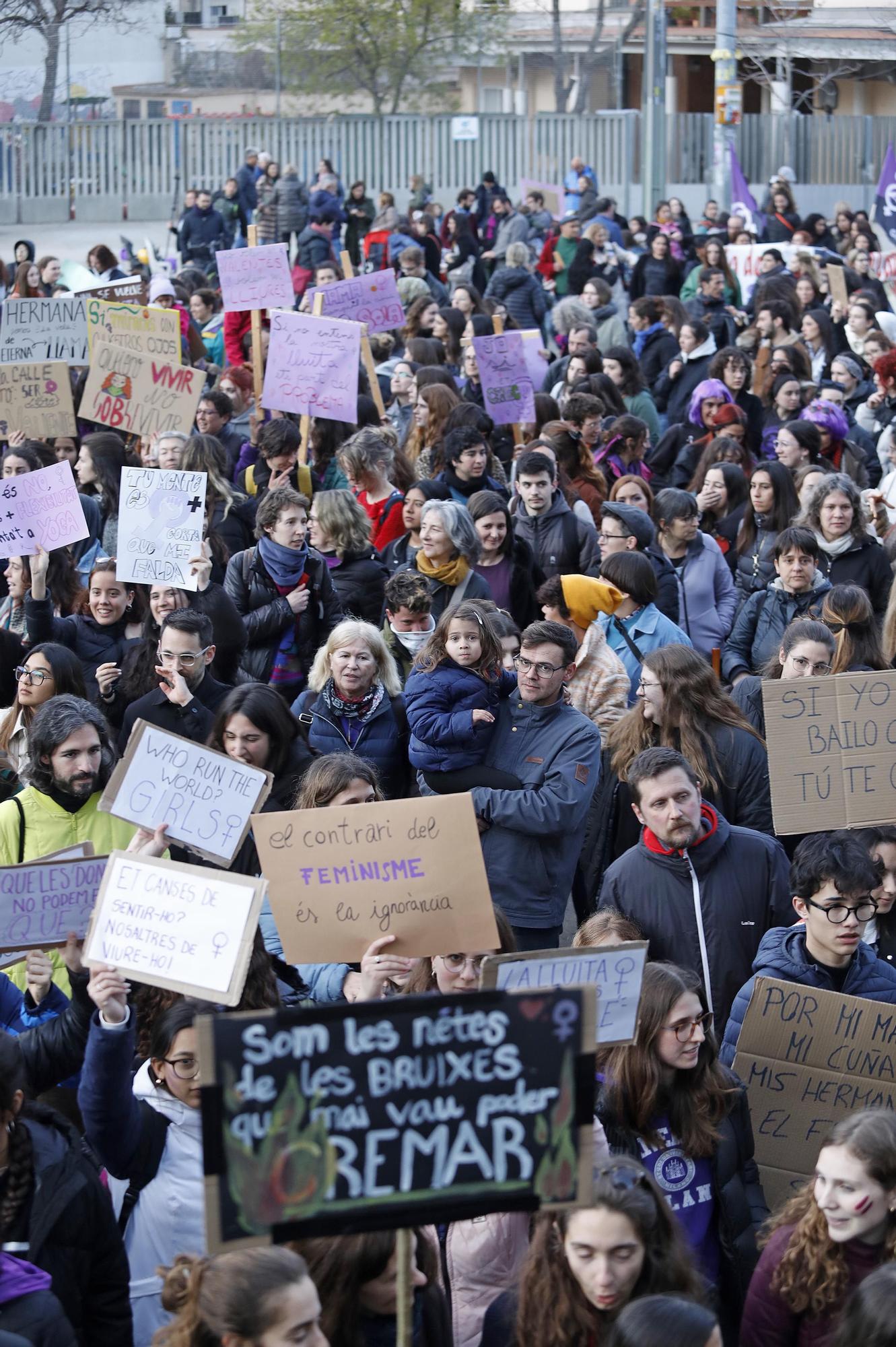 La manifestació feminista del 8-M a Girona en imatges