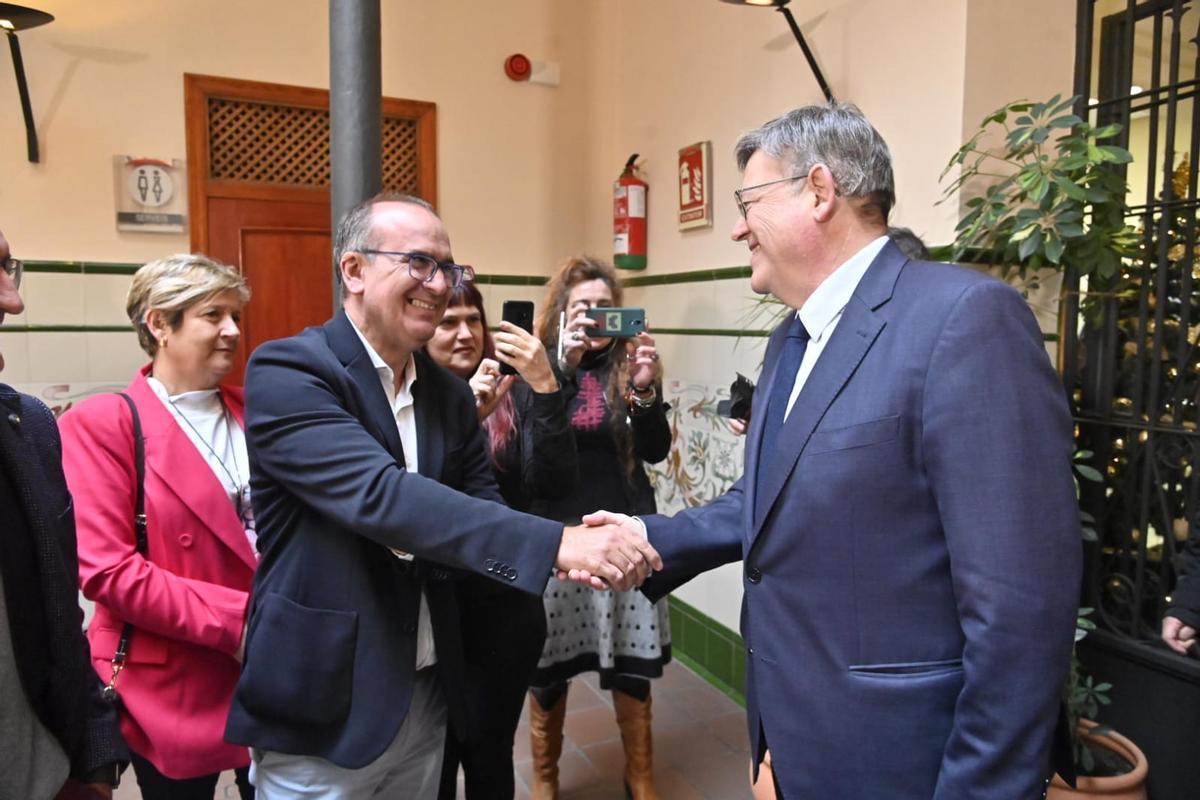 El director de Mediterráneo, Ángel Báez, junto al president de la Generalitat, Ximo Puig.