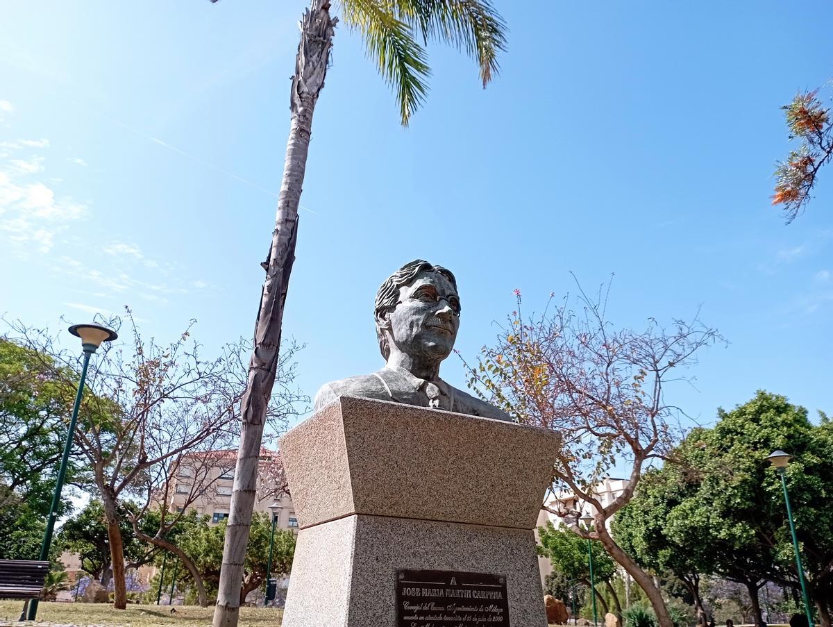 El busto a José María Martín Carpena, con las gafas rotas.