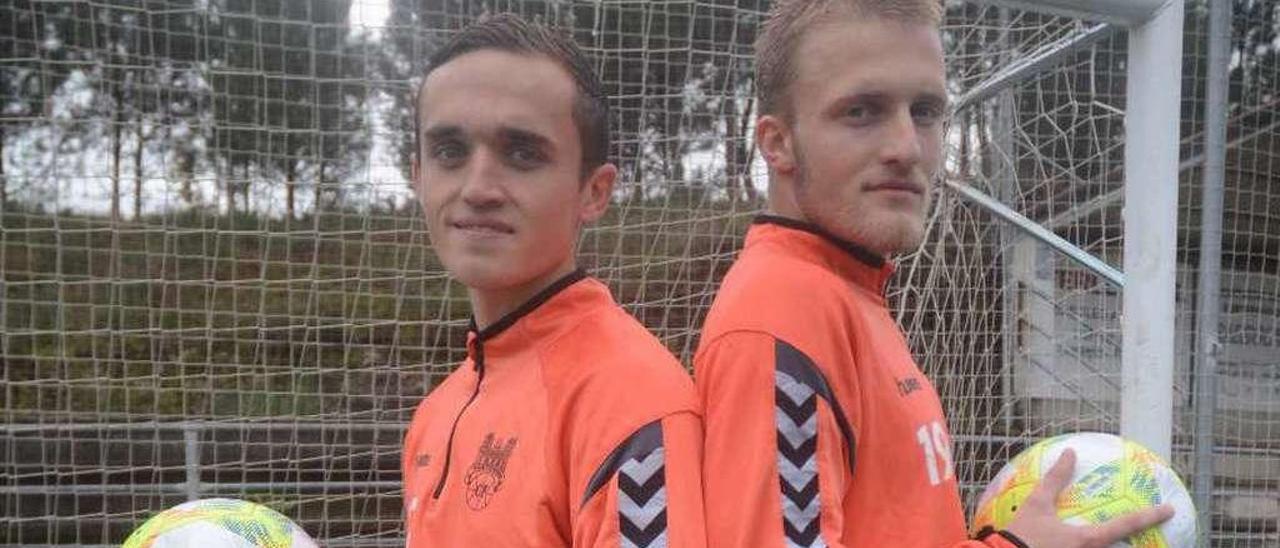 Santi Figueroa (izq.) y Rivera, ayer, en el campo de entrenamiento de Cerponzóns. // Rafa Vázquez